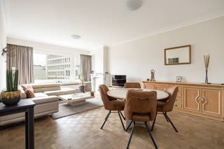 <strong>Rustig en lichtrijk 2-slaapkamerappartement met EPC A</strong><br /><br />Rustig en licht wonen op wandelafstand van alles in de stad — vijf hoog aan het oude Justitiepaleis.<br /><br />Dit verzorgde en instapklare appartement bevindt zich op de vijfde verdieping en combineert een aangename lichtinval met een rustige ligging en alle comfort voor dagelijks wonen.<br /><br />De locatie is bijzonder praktisch: winkels, gezellige horeca, openbaar vervoer en tal van voorzieningen bevinden zich op wandelafstand. Tegelijk geniet u dankzij de hogere verdieping en de rustige ligging van een aangename woonomgeving midden in de stad.<br /><br />Bij het binnenkomen komt u terecht in de inkomhal met praktische vestiairekasten en een apart gastentoilet. De lichtrijke leefruimte met authentieke blokjesparket vormt het hart van het appartement. De grote raampartijen zorgen voor veel natuurlijk licht en versterken het open gevoel.<br /><br />Aansluitend bevindt zich de volledig geïnstalleerde keuken, voorzien van alle nodige toestellen en hedendaags comfort. Vanuit de keuken heeft u toegang tot een gezellig balkon.<br /><br />Aan de achterzijde bevinden zich twee volwaardige slaapkamers, rustig gelegen en ideaal voor een goede nachtrust. Eén van de slaapkamers geeft rechtstreeks uit op een aangenaam terras. De hoofdslaapkamer is bovendien voorzien van praktische rolluiken.<br /><br />De moderne badkamer beschikt over een ruime inloopdouche en een stijlvol lavabomeubel. Daarnaast is er een privatieve kelderberging inbegrepen, ideaal voor extra opslagruimte.<br /><br />Een belangrijke troef van het appartement is het uitstekende EPC-label A. In combinatie met de reeds vernieuwde ramen zorgt dit voor een energiezuinige en comfortabele woonomgeving.<br /><br />De huurprijs bedraagt €1.150 per maand. Daarnaast wordt een provisie van €200 per maand aangerekend, waarin het individuele verbruik van water en verwarming én de gemeenschappelijke kosten reeds zijn inbegrepen. Dankzij het gunstige EPC A-label en de inbegrepen verwarming geniet u bovendien van een energiezuinig appartement zonder dat u zelf een afzonderlijk verwarmingscontract hoeft af te sluiten.<br /><br />Een aangenaam appartement voor wie op zoek is naar licht, rust en energiezuinig wooncomfort op een centrale locatie in Antwerpen.<br /><br />Interesse? Contacteer Xander via xander@reds.be voor meer informatie of het plannen van een bezoek.<br /><br />ENKEL BEZOEKEN MOGELIJK DOOR ONDERSTAANDE LINK VOLLEDIG EN CORRECT IN TE VULLEN:<br />https://mijnhuurprofiel.be/whise/7807032?subdomain=reds
