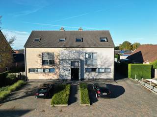 <u><strong>Te koop: lichtrijk duplexappartement met 2 slaapkamers in Heusden</strong></u><br /><br />Ontdek dit charmante duplexappartement, ideaal gelegen op de Everselkiezel 68 bus 2 in Heusden, op een boogscheut van winkels, scholen, openbaar vervoer en belangrijke invalswegen. De ligging combineert het beste van twee werelden: rustig wonen in een kleinschalig gebouw met slechts 4 appartementen, en toch dicht bij alle voorzieningen die het dagelijkse leven comfortabel maken.<br /><br /><strong>Indeling</strong><br />Het appartement is verdeeld over de eerste en tweede verdieping en biedt een aangename indeling met veel natuurlijke lichtinval.<br />Bij binnenkomst bevindt zich de woonkamer die aansluit op de uitgeruste keuken met koelkast, oven, kookplaat en afzuigkap.<br />Dankzij de grote raampartijen geniet je hier van een prachtige lichtinval. Via de leefruimte heeft u toegang tot een ruim terras van maar liefst 62,5 m². Op deze verdieping bevindt zich tevens een gastentoilet.<br /><br />Op de tweede verdieping vindt u twee slaapkamers, een badkamer voorzien van ligbad, wastafel en toilet, en een wasruimte met aansluiting voor wasmachine.<br /><br /><strong>Extra troeven</strong><br />- Zeer ruime kelder van 42,99 m²<br />- Privatieve garagebox aan de achterzijde van het complex<br />- Kleinschalig gebouw met slechts 4 appartementen<br />- Lage gemeenschappelijke kosten (55 euro/maand)<br />- EK Confrom <br />- EPC-label C<br /><br />Spreekt dit appartement jou aan en wens je graag een bezichtiging in te plannen?<br />Neem dan zeker contact met ons op!<br /><br /><strong>Tel.: 0032(0)485 97 49 28<br />E-mail: info@co-realestate.be</strong>
