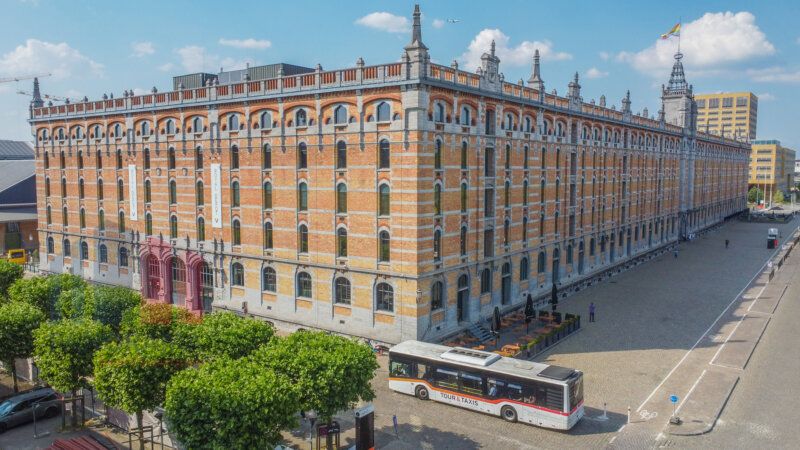 Authentic office of 348 m² in the centre of Brussels - photo 2