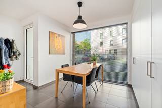 <p><strong>Ben je op zoek naar een recente en energiezuinig woning met 4 slaapkamers, 2 badkamers, 2 terrassen, tuin en beveiligde parkeerplaats in een rustige wijk te Aalst? Gevonden!</strong></p><p>Deze bijna energie neutrale woning (24kwh/m² jaar) uit 2017 bevindt zich in de rustige, autoluwe Pier Kornel wijk op wandelafstand van het station, winkels, scholen en pal in het centrum van Aalst. Dankzij het EPC-label A geniet je van een bijzonder lage energiefactuur, met dank aan de warmtepomp, 12 zonnepanelen, vloer-, muur- en dakisolatie. De vloerverwarming, het ventilatiesysteem, de regenwaterput van 5.000 liter en de vliegenramen zorgen voor extra comfort.</p><p>Op het gelijkvloers kom je binnen in de lichtrijke eetkamer die via de volledig geïnstalleerde keuken in verbinding staat met de gezellige zitkamer. De keuken is uitgerust met kwalitatieve toestellen, waaronder een vaatwasser en een combi-stoomoven. Verder bevinden zich op deze verdieping een praktische wasplaats en een apart gastentoilet. Dankzij de grote raampartijen geniet je van veel natuurlijke lichtinval en een mooi zicht op de onderhoudsvriendelijke tuin met terras en buitenberging. Achteraan beschik je bovendien over een private parkeerplaats via een beveiligde toegangspoort, met bijkomende parkeermogelijkheden in de omgeving.</p><p>Op de eerste verdieping bevinden zich 2 volwaardige slaapkamers, een moderne badkamer en een apart toilet. De tweede verdieping omvat een tweede badkamer, een praktische berging en nog 2 slaapkamers. Vanuit de vierde slaapkamer (momenteel bureau) heb je tevens toegang tot het tweede terras, waar je in alle rust kan genieten van zon en privacy.</p>