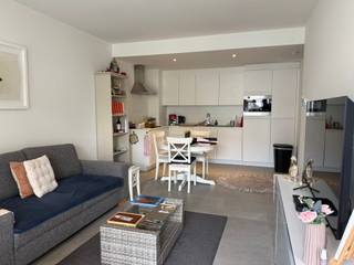 Ontdek dit verzorgd en lichtrijk appartement, gelegen op de eerste verdieping aan de Onze-Lieve-Vrouwstraat 14 te Antwerpen. Dankzij de aangename lichtinval, de praktische indeling en het gunstige EPC-label A biedt dit appartement een comfortabele en energiezuinige woonervaring.<br /><br />De open leefruimte sluit mooi aan op de volledig uitgeruste keuken en geeft toegang tot het aangename terras met uitzicht op de rustige binnentuin.<br /><br />GA NAAR WWW.DEBOERENPARTNERS.BE OM RECHTSTREEKS UW ONLINE AFSPRAAK IN TE PLANNEN<br /><br />Indeling:<br />Inkomhal<br />Lichtrijke leefruimte<br />Volledig uitgeruste open keuken<br />1 slaapkamer<br />Badkamer met inloopdouche en lavabomeubel<br />Aangenaam terras<br /><br />De leefruimte vormt het hart van het appartement en geniet van veel natuurlijke lichtinval dankzij de grote raampartijen. De open keuken is praktisch ingericht en voorzien van de nodige inbouwtoestellen.<br /><br />De slaapkamer is rustig gelegen en beschikt eveneens over veel lichtinval. De moderne badkamer is uitgerust met een ruime inloopdouche en een stijlvol lavabomeubel.<br /><br />Het overdekte terras kijkt uit op de gemeenschappelijke binnentuin en vormt een aangename plek om in alle rust te ontspannen. Bovendien is er een autostaanplaats inbegrepen in de huurprijs, wat een belangrijke meerwaarde is op deze centrale locatie.<br /><br />Bijzonderheden:<br />EPC-label A<br />Autostaanplaats inbegrepen in de huurprijs<br />Algemene kosten: €75,00 per maand<br />Gelegen op de eerste verdieping<br />Beschikbaar vanaf 01/09<br /><br />GA NAAR WWW.DEBOERENPARTNERS.BE OM RECHTSTREEKS UW ONLINE AFSPRAAK IN TE PLANNEN