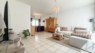 <p>Bij ImmoFusion 7/7 “open huis” dankzij onze unieke 3D-TOUR.<br />Ervaar vastgoed alsof je er zelf doorloopt ; bekijk de virtuele tour!<br /><br />De gesloten bebouwing werd begin jaren 2000 volledig vernieuwd : een nieuw (geïsoleerd) dak, nieuwe (profiel) ramen, nieuwe leidingen, pleisterwerk, sanitair…enz; de elektrische installatie is conform!<br />De woning is gezellig en heeft vanuit de living een directe inkijk naar de mooie en prachtig onderhouden tuin! Ook aan de voor-en achterzijde van het perceel kijkt men uit op het groen.<br /><br />Via de inkomhal met apart toilet, komt men in de leefruimte waar de hele dag door een uitstekende lichtinval is. De semi open keuken ligt aan de achterzijde en geeft direct toegang en zicht op de tuin met aangelegd terras.<br /><br />Een praktische berging, naast de living, biedt plaats voor de wasmachine en voorraad.<br /><br />Via de houten trap komt men op de bovenverdieping. Hier bevinden zich 2 ruime slaapkamers, met een mogelijkheid om er 3 slaapkamers van te maken, netjes voorzien van hoogwaardige parket. De badkamer werd ingericht met een bad en lavabo.<br /><br />Pluspunten:<br />- goedgekeurde elektrische installatie<br />- betondallen tussen de verdieping!<br />- prima staat van onderhoud!<br />- PVC ramen met dubbele beglazing<br />- ook vernieuwde cornissen en goten<br />- rustige groene omgeving<br />- omheinde gezellige tuin en privacy<br />- kwaliteitsmaterialen<br />- vrijstaande garage<br /><br />Voor een bezichtiging ter plaatse of meer info, bel ons op 078/78.78.70, of spring gerust binnen op ons kantoor. Steeds welkom!</p>