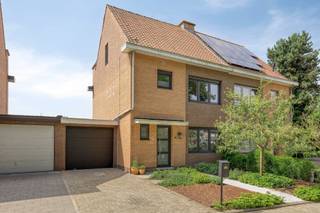 <p><span>PRIMA ONDERHOUDEN, INSTAPKLARE HALFOPEN BEBOUWING MET 3 SLAAPKAMERS EN LEUKE TUIN.</span></p><p><span>Gelegen in aangename, kindvriendelijke woonwijk met enkel plaatselijk verkeer te Kalfort (Puurs-Sint-Amands). </span></p><p><span>Scholen, supermarkten, winkels, ... zijn bereikbaar binnen wandelafstand. Vlotte bereikbaarheid dankzij de nabijheid van de N16 en A12.</span></p><p><span> </span></p><p><span>Gelijkvloers: Inkomhal / aangename en lichtrijke leefruimte met eetplaats en salon (28 m²) / recent vernieuwde keuken met combi-oven, inductiekookplaat met geïntegreerde dampkap, vaatwasser, ... / wasplaats - bergruimte / toilet</span></p><p><span>1ste verdieping: Nachthal / 3 slaapkamers (4,2 x 3m; 3,3 x 2,6m; 3,5 x 3,3m) / badkamer met wastafel en ligbad met douchestang.</span></p><p><span>2de verdieping: Ruime zolder met mogelijkheid tot creatie bijkomende slaapkamer mits creatie trap.</span></p><p><span>Handige garage.</span></p><p><span>Aangename tuin met westelijke oriëntatie en terras.</span></p><p><span>Uitweg achteraan perceel.</span></p><p><span> </span></p>