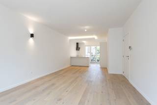 <p>Prachtig en volledig gerenoveerd appartement in het hart van Koksijde, op wandelafstand van zee, winkels en restaurants. Met een bewoonbare oppervlakte van 100 m² biedt deze instapklare woning een stijlvolle afwerking en veel lichtinval.</p>
<p>Mogelijkheid tot aankoop van garageboxen in de residentie. Ideaal als vaste woonst, tweede verblijf of investering aan de kust.<br /><br />Troeven : </p>
<ul><li>Gerenoveerd! </li><li>Optie tot garage in de residentie! </li><li>Rustige ligging! </li></ul>
Meer informatie? Contacteer ons op 058 51 23 23 of op christian@eraservimo.be<br />