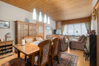 <p><u><strong>Te koop:</strong></u> halfopen woning in het centrum van Machelen, met een rustige ligging en een aangename tuin.<br /><br />Deze woning biedt een solide basis en veel potentieel voor wie wil moderniseren en personaliseren. Gelegen in een residentiële buurt, vlakbij scholen, openbaar vervoer, parken en belangrijke invalswegen, combineert deze locatie het gemak van het centrum met een rustige woonomgeving. De tuin vormt een heerlijke plek om te ontspannen of buiten te genieten. Dankzij de halfopen bebouwing geniet u van extra lichtinval en privacy.<br /><br />Wandel door de hele woning via de Walkly.<br /><br /><u><strong>Belangrijkste ruimtes:</strong></u><br />• Inkomhal (9,7 m²)<br />• Woonkamer (26,5 m²) met veel lichtinval<br />• Keuken (13,1 m²)<br />• Badkamer (5,2 m²)<br />• 3 slaapkamers (6,8 m², 13,7 m² en 16,0 m²)<br />• Kelderruimtes (11,2 m² en 13,6 m²)<br />• Zolder (30,0 m²) met extra bergruimte<br />• Tuin met veel mogelijkheden<br /><br /><u><strong>Troeven:</strong></u><br />• Halfopen bebouwing in het centrum van Machelen<br />• Rustige ligging met zeer aangename tuin<br /><br />Meer informatie? Contacteer Margaux Mulkers via +3223351115<br />JOUW DROOMHUIS. ZO GEVONDEN!</p>