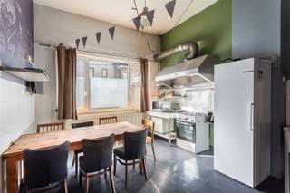 Vergund studentengebouw op toplocatie aan Slachthuis-site<br /><br />Locatie<br />Gelegen vlak tegenover de gloednieuwe en gegeerde Slachthuis-site en op de hoek van het nieuwe park Kalverwei, bevindt dit opbrengsteigendom zich in een vernieuwende stadswijk en uithangbord van de Stad Antwerpen. Studenten genieten hier van een ideale uitvalsbasis met verschillende hogescholen in de buurt, vlotte verbindingen met het openbaar vervoer en tal van winkels en voorzieningen op wandelafstand. Bovendien scoort de ligging uitstekend met een mobi-score van maar liefst 9,5/10.<br /><br />Beschrijving<br />Het pand beschikt over 9 studentenkamers en 1 zelfstandige studio (huisnummer 130). Op het gelijkvloers bevindt zich een zelfstandige studio die beschikt over een eigen keuken en badkamer en bovendien een eigen ingang heeft. Daarnaast is er een gemeenschappelijke keuken voor de studenten, een praktische fietsenberging en een gemeenschappelijke buitenruimte. De eerste verdieping omvat drie studentenkamers die gebruik maken van een gemeenschappelijke badkamer. Op de tweede verdieping bevinden zich eveneens drie studentenkamers, aangevuld met een apart toilet. De derde verdieping beschikt opnieuw over drie studentenkamers en een gemeenschappelijke badkamer. Bewoonbare oppervlakte volgens EPC's: 362m². Huidige jaarlijkse bruto-huuropbrengsten: 56 700 euro. Reeds 9 jaar volledige bezettingsgraad.<br /><br />Verplichte vermeldingen<br />EPC gebouw: 377 kWh/m²<br />EPC studio: 317 kWh/m²<br />P-score: C<br />G-score: C<br />Stedenbouwkundige inlichtingen: Vg, Wg, Gvkr, Gmo, Gvv