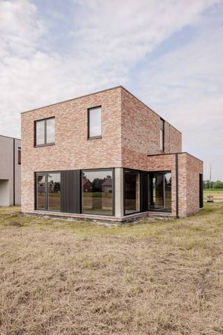 In de ‘Eggerstraat’, net buiten de dorpskern van Oostmalle bouwt Danneels deze stijlvolle open bebouwing op het lot 12. Het perceel is 630 m² groot en is rustig gelegen, achteraan de nieuwe buurt.<br /><br />Deze vrijstaande woning in moderne bouwstijl heeft een doordachte indeling. Met o.m. een lichtrijke open ingedeelde leefruimte, een volledig ingerichte keuken en badkamer, 3 ruime slaapkamers, dressingruimte in de master, een garage én een mooie tuin. <br /><br />De woning wordt heel energiezuinig en is uitgerust met een geothermische warmtepomp, vloerverwarming, zonnepanelen en een ventilatiesysteem met warmterecuperatie. <br /><br /><span>We werken jouw nieuwe thuis sleutel-op-de-deur voor je af. Jij kiest jouw keuken- en badkamerinrichting, de vloer- en wandtegels uit bij onze projectpartners. Onze klantenbegeleider staat voor je klaar tijdens het hele realisatietraject. </span>