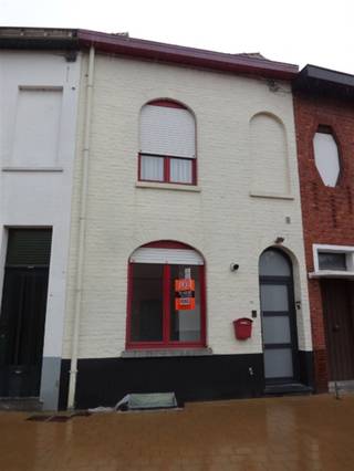 <p><span>Rustig gelegen woonhuis in doodlopende straat. Inkom, bureel, toilet, badkamer met douche en bad, living en eetplaats, keuken, ruim terras, kelder, 3 slaapkamer en bureel. epc 349 kWh/m² uc 2060877. Vrij op 01/09/2026. Voor bezoek, bel 056.21.58.00 of www.immo-lvb.be, naar pand gaan en via agenda de afspraak inboeken.</span></p>