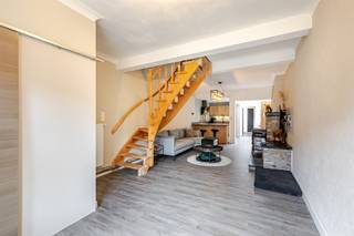 BEZOEKMOMENT ZATERDAG 20/6 VAN 13U TOT 15U (ENKEL OP AFSPRAAK)Bent u op zoek naar een instapklare woning op een centrale locatie in Kieldrecht? Lees dan zeker verder!Deze recent gerenoveerde woning bevindt zich centraal in Kieldrecht. Dankzij de garage met achterliggende toegang geniet u van extra comfort en bereikbaarheid. Bovendien beschikt de woning over een gezellige tuin en biedt ze een vlotte verbinding naar de haven en de omliggende gemeenten. Bij het betreden van de woning komt u terecht in de inkomhal. Van hieruit bereikt u de gezellige leefruimte met open keuken, die zorgt voor een aangenaam en open woongevoel. Verder bevindt zich op het gelijkvloers de vernieuwde badkamer. Achteraan de woning vindt u een tweede leefruimte die een mooie verbinding vormt tussen de woning en de tuin.Op de eerste verdieping bevinden zich twee ruime slaapkamers.Op de tweede verdieping vindt u nog twee bijkomende ruime slaapkamers.Deze woning combineert ruimte, comfort en een centrale ligging, waardoor ze ideaal is voor gezinnen of voor wie op zoek is naar een instapklare thuis.Deze woning werd recent gerenoveerd en beschikt over tal van troeven:Nieuw dak- Vernieuwde badkamer- Elektriciteit conform AREI- Garage met achterliggende toegang- 4 slaapkamers- Energiezuinige woning- Gezellige tuinHeeft u interesse in deze woning? Neem gerust contact op via kasper.maes@immo-zone.be of telefonisch via 04 70 50 98 57 om uw bezoek in te plannen.