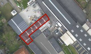 Te huur aangeboden: een uitstekend gelegen solide magazijn uit 2012. Dankzij de locatie nabij belangrijke verkeersaders is uw bedrijf gemakkelijk bereikbaar voor zowel leveranciers als klanten. Dit pand is gebouwd op duurzaamheid en functionaliteit, met veel natuurlijke lichtinval en solide constructie. <br /><br />Karakteristieken:<br />* beveiligde electr. sectionale poort<br />* solide zadeldak<br />* vele lichtstraten<br />* handige nokhoogte<br />* zeer grondig geïsoleerd<br />* centraal gelegen aan verkeersader<br /><br />Modaliteiten:<br />* Onroerende voorheffing ten laste van de huurder, 13e maand<br />* Huurwaarborg van 3 maanden<br />* Maandelijkse provisie voorschot energiefactuur 75€/maand<br />* Onmiddellijke beschikbaarheid<br /><br />Bent u op zoek naar een ruim magazijn te Roeselare?<br />Contacteer Dominique Baes vandaag nog voor meer informatie of een bezoek ter plaatse op 0498/12.82.20<br /><br /><span>ALBERT | BEDRIJFSVASTGOED is eveneens gespecialiseerd in de bemiddeling van commercieel en bedrijfsvastgoed in West- en Oost-Vlaanderen.</span><br /><span>Wilt u ook weten hoeveel uw bedrijfsgebouw waard is?</span><br /><span>Contacteer ons vrijblijvend voor een marktconforme waardebepaling van uw bedrijfspand.</span>