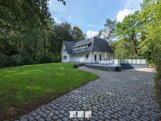 <span><strong>UITZONDERLIJKE WONING OP EEN RIANT PERCEEL VAN 46A17CA, IN EEN BOSRIJKE OMGEVING TE DILSEN-STOKKEM <br /><br />TROEVEN<br /></strong>- Gelegen in een zeer rustige en landelijke omgeving. <br />- Dichtbij het centrum van Dilsen. Alle belangrijke voorzieningen in de buurt. <br />- Energiezuinige woning: EPC B! <br />- Zeer ruime woning met een bewoonbare oppervlakte van 174 m².<br />- Kwaliteitsvol ingericht!<br />- 2 badkamers! <br />- Zeer ruim perceel met tal van mogelijkheden.<br />- De lange oprijlaan in kasseien geeft de woning een karaktervolle uitstraling!<br />- Houten bijgebouw. <br />- Terras met veel privacy volledig omgeven door groen! <strong><br /><br />KELDERVERDIEPING (-01) (volledig onderkelderd) (90,53 m²)|</strong> traphal, 3 kelderruimten, doucheruimte, Cv-ruimte, garage. <strong><br /></strong><strong><br />GELIJKVLOERS (00) <br /></strong>- Inkomhal (3,40m x 4,30m = 14,62m²): inbouwkasten, glazen deur naar de leefruimte, metalen spiraaltrap met treden in natuursteen naar de eerste verdieping, tegelvloer. <br />- Hal ((2,40m x 1,00m) + (2,50m x 1,20m) = 5,40m²): deur naar de tuin, tegelvloer. <br />- Woonkamer (3,95m x 7,60m = 30,02m²): veel lichtinval dankzij veel raampartijen, doorgang naar de tuin via raam, inbouwkasten, tegelvloer.<br />- Keuken (3,85m x 4,55m = 17,52m²): geïnstalleerde keuken met onderkasten, bovenkasten, inductiekookplaat, dampkap, dubbele spoelbak, vaatwasser, steamer, oven, koelkast, vriezer;Tv-aansluiting, tegelvloer.<br />- Eetplaats (3,40m x 3,30m = 11,22m²): inbouwkasten, tv-aansluiting, doorgang naar de keuken, tegelvloer. <br /></span>- Berging/wasplaats <span>(3,55m x 1,80m = 6,39m²): inbouwkasten, onderkasten, aansluiting wasmachine/droogkast, uitgietbak, tegelvloer.</span><span><br /></span><span>- Toilet 1 (1,85m x 0,90m = 1,67m²): hangtoilet, spoelbakje, tegelvloer. </span><br /><br /><span><strong>VERDIEPING</strong> <strong>+01 </strong></span><br /><span>- Overloop (5,20m x 3,35m) + (1,40m x 1,00m) = 18,82m²): luik naar de zolder, trap naar het gelijkvloers, houten vloer. <br />- Badkamer 1 (2,40m x 2,50m = 6,00m²): badmeubel met enkele lavabo en onderkasten; douche, ligbad, deels wandbetegeling, houten vloer. <br />- Toilet 2 (1,95m x 1,30m = 2,54m²): hangtoilet, spoelbakje, tegelvloer. <br />- Slaapkamer 1 (3,00m x 3,40m = 10,20m²): bureau, inbouwkasten, inbouwbed, houten vloer. <br />- Slaapkamer 2 (4,15m x 3,90m = 16,19m²): inbouwkasten, inbouwbed, dressoir, houten vloer. <br />- Slaapkamer 3 (4,00m x 3,80m = 15,20m²): inbouwbed, dressoir, doorgang naar de badkamer, houten vloer. <br />- Badkamer aansluitend op slaapkamer 3: (3,65m x 3,70m = 13,51m²): ingericht badmeubel met enkele lavabo, onderkasten, lades; douche, bidet, inbouwkasten, houten vloer. <br />- Dressoir (2,45m x 1,75m = 4,29m²): inbouwkasten, doorloop via slaapkamer 3, houtenvloer.<br /><br /><strong>ZOLDERVERDIEPING</strong> <strong>+02 </strong>(bereikbaar via zolderluik)<strong> </strong><br /><br /></span><strong>VERNIEUWINGEN | </strong>vochtbeheer en vochtsturing (2012) & spouwmuurisolatie (2013). <br /><br /><span><strong>EXTERIEUR | </strong>terras (37,82m²), oprijlaan in kasseien, automatiche toegangspoort, houten gebouw (57,80m²).</span><span><br /><br />Bekijkt u deze advertentie via een aanverwante vastgoedsite, surf dan zeker naar onze website <strong>www.N78vastgoed.be</strong> voor een uitgebreide beschrijving en foto's. <strong>Meer info: +32 (0)89 86 18 88 of info@N78vastgoed.be.</strong></span>