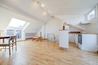 Informatie & bezichtigingen: alexia.i@weinvest.be - 0473585255 - We Invest biedt dit omgekeerde duplex appartement aan in een klein, goed...