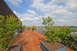 Dit exclusieve penthouse, gelegen op de achtste verdieping, werd volledig gestript en heringericht in ±2007-2008 met focus op ruimtebeleving...
