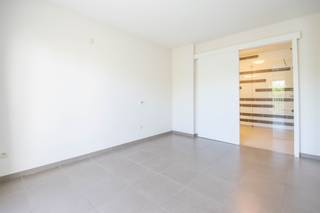 <p><span>Assistentiewoning te Tuin van Myra </span><span>met 1 slaapkamer (63m²)</span></p><p><span> </span></p><p><span>Dit betreft een aangename assistentiewoning in de residentie Tuin van Myra, op wandelafstand van het centrum van Sint-Niklaas. </span></p><p><span>De residentie biedt een comfortabele en veilige woonomgeving waar zelfstandig wonen centraal staat. Tegelijk is de nodige zorg en ondersteuning steeds binnen handbereik. </span></p><p><span>Bewoners kunnen er genieten van hun eigen privacy en comfort, maar ook van de gemeenschappelijke voorzieningen en sociale contacten binnen de residentie. </span></p><p><span>Een ideale woonomgeving voor wie comfortabel en zelfstandig wil wonen met een gerust gevoel. <br /><br /></span><span>INDELING</span></p><p><span><br />Inkomhal met plaats voor een vestiaire. </span></p><p><span>Slaapkamer met aansluitend de badkamer voorzien van douche, lavabomeubel en toilet, allen aangepast aan seniorencomfort.</span></p><p><span>Praktische berging.</span></p><p><span>Lichtrijke woonkamer.</span></p><p><span>Keuken voorzien van alle comfort.</span></p><p><span>Terras.<br /><br /></span><span>EXTRA</span></p><p><span>Wandelsafstand van het centrum van Sint-Niklaas.</span></p><p><span>Openbaar vervoer binnen handbereik.</span></p><p><span>Persoonlijk oproepsysteem.</span></p><p><span>Stadsbinnentuin met aangelegd terras.</span></p><p><span>Interessante investering met verhuurmogelijkheden.</span></p><p><span> </span></p><p><span>EPC: Label B - 123 kWh/m²</span></p><p><span>Wg - Vg - Vv - Gvkr - Gmo <br /><br /></span></p><p><span> </span></p><p><span> </span></p><p><span> </span></p>