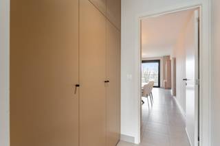 Modern appartement met ruim terras van 20m² en een prachtig uitzicht. Goed gelegen in 'Res. Hassaporta' op wandelafstand v.h. centrum en Quartier Bleu. Bewoonbare oppervlakte: 90m² + 20m² terras. Autostaanplaats is inbegrepen in de prijs. <br /><br />INDELING: inkomhal met ruimte voor vestiaire, leefruimte met zeer veel lichtinval en toegang tot het terras, open volledig geïnstalleerde keuken met inbouw toestellen, nachthal, 2 ruime slaapkamers, badkamer met inloop douche en wastafel, berging/wasplaats en apart toilet. <br /><br />Verder beschikt het appartement over 1 ondergrondse autostaanplaats, welke is inbegrepen in de prijs. <br />Huurprijs 1.100,- Euro/maand<br />AO: 95,00 Euro/maand<br />Waarborg: 3.300,- Euro ( 3 maanden huur)<br /><br />CV op aardgas; Dubbele beglazing (superisolerend glas).<br />Gunstig E-Label: A.<br />Bestuursmaatregelen in het maatregelenregister: nee<br /><br />Voor meer info bel Jeff op 0472/04.26.49 of 011/22.19.17 - jeff@limburgsvastgoed.be of limburgsvastgoed.be