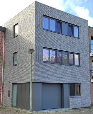 <p>Welkom in Aarschot! Deze parel van het Hageland heeft als stad veel te bieden, waaronder dit schitterend, energiezuinig BEN appartement op de eerste verdieping.</p>
<p>Dit instapklaar pand is niet alleen heel mooi, het is er tegelijk enorm praktisch wonen. En dat begint al met een unieke sleutel die op alle deuren past. De constructie werd thermisch E-peil 21 en akoestisch geïsoleerd volgens de allerlaatste nieuwe normen. In het appartement is het aangenaam warm dankzij de handige vloerverwarming, maar je energiefactuur zal er niet onder lijden. In deze gesloten bebouwing kan je dan ook rekenen op drievoudige beglazing en zonnepanelen.</p>
<p>Hoe ziet het appartement er verder uit?</p>
<p>Een heerlijke leefruimte met grote schuiframen zodat het daglicht steeds naar binnen stroomt. Een groen uitzicht. Een mooie keuken, met daarnaast een berging voor je wasmachine, droogkast en rekken. Een trendy, strakke badkamer met inloopdouche waar je heel blij van zal worden. Een apart toilet, handig voor als je gasten over de vloer krijgt. Er zijn ook twee ruime slaapkamers waarvan je er een kan inrichten als hobbykamer, apart bureau of dressing.</p>
<p>Krijg je al zin om te verhuizen?</p>
<p>Dat kunnen we geloven, want in deze woonst zit je vanaf het begin helemaal goed. Centraal in de leefruimte staat een ingerichte keuken met inductiekookplaat, koelkast en vaatwasmachine. Van hieruit heb je ook nog eens een volledig open uitzicht op je zalig terras.</p>
<p>Even praktisch:</p>
<p>Doorheen het appartement werd warme LED-verlichting voorzien, in de slaapkamers kan je rekenen op mooie, neutrale gordijnen. De aansluitingen voor Telenet en Proximus liggen klaar. Er is eveneens een inpandige gedeelde fietsberging waar je ook je vuilbakken en fiets in kwijt kan.</p>
<p>Extra troeven:</p>
<p>* Het gebouw is ideaal gelegen in het hartje van Aarschot in een rustige, fijne buurt. Er is geen doorgaand verkeer.</p>
<p>* Vlakbij zijn de E314, de winkelstraatjes, gezellige restaurants, het hippe centrum, het treinstation, alle mogelijke scholen en verschillende bushaltes.</p>
<p>* Er is ruim parkeergelegenheid.</p>
<p>* Het gebouw omvat slechts drie rustige wooneenheden en behoort toe aan dezelfde eigenaar.<br /><br />Dit alles voor een huur prijs van 940 euro per maand. De gemeenschappelijke kosten bedragen 50 euro per maand.</p>
<p></p>
<p></p>