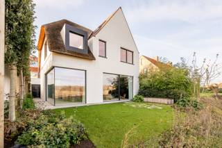 Schitterende villa met uitzicht op de Polders.Gelegen aan de rand van het Zoute biedt deze nieuwbouwvilla u het ultieme comfort en rust. Het...