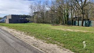 Gunstig gelegen bouwgrond van 9A 43CA groot, waar een ruime gezinswoning op kan gerealiseerd worden.Deze bouwgrond (lot 2 op het plan) is voorzien...