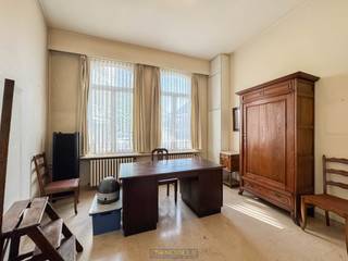 Deze RUIME HERENWONING met een bewoonbare oppervlakte van maar liefst +/- 250M² straalt enorm veel SFEER EN KARAKTER uit en geniet van een...