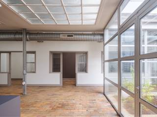 <strong>Polyvalent pand met loftgevoel nabij het stadscentrum en het station Gent-Dampoort.</strong><br /><br /><em>Voor meer informatie, mail naar info@carloeggermont.be</em><br /><br />"Pour vivre heureux, vivons caché".<br />Dit karaktervol pand is gelegen in tweede bouwzone, verscholen achter een monumentale poort van twee voormalige burgerhuizen met een groene oase als toegang. Hierachter vinden we deze polyvalente ruimte met een grondoppervlakte van 446 m2 en bruto vloeropp. van 308 m2.<br /><br />Dit pand werd omgevormd tot een karaktervolle bedrijfsruimte met open karakter. Grote ruimtes in combinatie met privatieve afgescheiden ruimtes, lichtinval, sheddaken… zorgen voor een waar loftgevoel.<br />Dankzij het multifunctioneel karakater van het pand biedt het talloze mogelijkheden inzake invulling:<br />- kantoorruimte<br />- commerciële ruimtes<br />- atelierruimtes (vb. kunstenaars, kleine ambacht…)<br />- opslagruimte / magazijn<br />-…<br /><br />De grote ramen langsheen de buitenpatio, de serrestructuur als inkom en de dakramen langs de sheddaken zorgen voor een bijzonder lichtrijk geheel.<br /><br />Een extra troef is de toegankelijkheid zowel langs de voorzijde langs de ring, als de achterzijde die toegang biedt tot een publieke parking aan het Spaanskasteelplein.<br /><br /><strong>Dit is een uitzonderlijke kans voor wie op zoek is naar een atypisch magazijn of bedrijfspand met polyvalente mogelijkheden, gelegen op de Gentse binnenring.</strong>