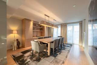 Welkom in dit uitzonderlijk ruime en stijlvolle mezzanine-appartement van 206 m², gelegen in de Van Bunnenlaan, op slechts enkele stappen van...