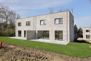 Woning in Herent - Paardenveldstraat: Unit D.1<br />Welkom in Herent - laatste woningen! Deze unieke, eigentijdse woonbuurt aan de Paardenveldstraat bestaat uit moderne nieuwbouwwoningen omgeven door parkgebied. Buiten geniet je van een mooi terras en van een ruime, gedeelde parkzone. Binnen van een optimale indeling en een mooi uitzicht. Dankzij hun strakke, moderne vormgeving met donkere en lichte vlakken springen deze huis in het oog in het glooiende landschap dat deze buurt aan de Paardenveldstraat typeert. Deze groene buurt is ideaal gelegen en geniet van een rustige ligging, vlak bij Leuven. Elk huis beschikt over drie slaapkamers en twee parkeerplaatsen. De grote raampartijen zorgen voor veel lichtinval. De gemeenschappelijke tuin en het privéterras maken het plaatje compleet. Woning D.1 is een halfopen bebouwing met 3 slaapkamers met een vloeroppervlakte van 122m². Exclusief (verplicht aan te kopen): autostaanplaats.
