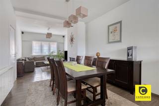 <p><span>Gezellige rijwoning met vernieuwd gelijkvloers, tuin en uitbreidingsmogelijkheden</span></p><p><span> </span></p><p><span>In een rustige en aangename straat, centraal gelegen tussen de dorpskernen van </span><span>Boom en Reet</span><span>, vinden we deze gezellige rijwoning met verrassend veel potentieel. De woning combineert een </span><span>degelijk bestaande structuur</span><span> met een volledig vernieuwd gelijkvloers, een leuke tuin met terras en een praktische uitgang naar de achterliggende servitudeweg.</span></p><p><span>Ook qua ligging zit u hier goed: dagelijkse winkels, openbaar vervoer en belangrijke verbindingswegen bevinden zich in de nabije omgeving.</span></p><p><span> </span></p><p><span>Vernieuwd gelijkvloers met open leefruimte</span></p><p><span>De oorspronkelijke woning dateert uit </span><span>1952</span><span> en beschikt over een solide structuur. In 2014 werd het volledige gelijkvloers grondig aangepakt onder begeleiding van een architect. Daarbij werd onder meer een ruime achterbouw gerealiseerd, waardoor een aangename, open leefruimte en een volledig ingerichte keuken ontstonden.</span></p><p><span>Via de inkomhal, voorzien van een handige afgesloten vestiaireberging en gastentoilet, komen we in de lichtrijke leefruimte. De gezellige </span><span>gashaard</span><span> zorgt hier voor extra sfeer. Aansluitend bevindt zich de volledig ingerichte open keuken met composieten werkblad en een uitgebreid assortiment aan toestellen: een 6-pits gaskookplaat, dampkap, hetelucht/stoomoven en een hetelucht/microgolfoven met warmhoudlade.</span></p><p><span>Daarnaast is er een praktische tweede berging met aansluitingen voor wasmachine en droogkast.</span></p><p><span>Vanuit de keuken is er rechtstreeks toegang tot de tuin. Hier geniet u van een aangelegd terras, een gemetselde tuinberging en een bijzonder handige achteruitgang naar de servitudeweg. De tuinberging leent zich uitstekend als fietsenstalling of bergruimte. Bovendien is er reeds materiaal aanwezig om de verdere omheining met achterpoort te realiseren.</span></p><p><span> </span></p><p><span>Drie slaapkamers en nog volop mogelijkheden</span></p><p><span>Op de eerste verdieping bevinden zich </span><span>drie slaapkamers</span><span> en een badkamer met douche, toilet en lavabo. De originele, mooi opgeschuurde trap geeft de woning hier extra karakter.</span></p><p><span> </span></p><p><span>Via een tweede vaste trap bereiken we de ruime zolderverdieping van maar liefst </span><span>40 m²</span><span>. Deze ruimte biedt nog tal van mogelijkheden en kan worden ingericht als bijvoorbeeld </span><span>twee extra ruime slaapkamers</span><span>, eventueel aangevuld met een tweede badkamer.</span></p><p><span> </span></p><p><span>Verder beschikt de woning over een </span><span>kelder</span><span>, ideaal als extra opslagruimte.</span></p><p><span> </span></p><p><span>Extra Troeven</span></p><ul><li><span>Rustige, harmonieuze straat met voldoende parkeergelegenheid</span></li><li><span>Centrale ligging tussen Boom en Reet</span></li><li><span>Volledig vernieuwd gelijkvloers, gerealiseerd in 2014</span></li><li><span>Elektriciteit conform.</span></li><li><span>Leidingen op de verdiepingen reeds voorzien</span></li><li><span>3 slaapkamers op de eerste verdieping</span></li><li><span>Ruime zolder van ca. 40 m² met mogelijkheid tot 2 extra slaapkamers</span></li><li><span>Mogelijkheid tot maximaal </span><span>5 slaapkamers</span></li><li><span>Aangename tuin met terras en gemetselde tuinberging</span></li><li><span>Handige achteruitgang via de servitudeweg</span></li></ul><p><span> </span></p><p><span>Renovatieplicht</span></p><p><span> De renovatieverplichting voor residentiële gebouwen gaat in op 1 januari 2023. </span></p><p><span>Wie vanaf 2023 de nieuwe eigenaar, opstalhouder of erfpachter wordt van een woning of appartement met een slecht EPC-label, moet die binnen de 5 jaar energetisch renoveren tot label D (of beter).</span></p><p><span> </span></p><p><span><span>https://www.vlaanderen.be/een-woning-kopen/renovatieverplichting-voor-residentiele-gebouwen-vanaf-2023#q-59813524-3072-4edc-bb23-c56becf7b528</span></span></p><p><span> </span></p>