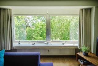 <strong>Ligging</strong> <br /><br />Gelegen in de Franklin Rooseveltlaan aan het <strong>Koning Albertpark </strong>te Gent. Op wandelafstand van het centrum en een makkelijke verbinding met het openbaar vervoer alsook de E40/E17.<br /><br /><strong>Indeling</strong><br /><br />Het appartement bevindt zich op het 4de verdiep en bestaat uit de ruime inkom met vestiaire/berging en gastentoilet, de lichtrijke woonkamer met<strong> </strong>zicht op het<strong> </strong>Koning Albertpark, een volledig ingerichte <strong>keuken met buitenruimte</strong> en zicht naar het park, de eerste ruime slaapkamer met terras, de badkamer met dubbele lavabo/ligbad en de tweede slaapkamer met terras.<br /><br /><strong>Troeven</strong><br /><br />- ligging<br />- <strong>instapklaar</strong><br />- kelderberging<br />- <strong>vierde verdieping</strong><br /><br />Mogelijkheid tot aankoop van een <strong>afgesloten garagebox</strong>.<br /><br />Voor inlichtingen en/of bezoek, bel Guillaume Delbecque <strong>0472 25 70 76</strong>