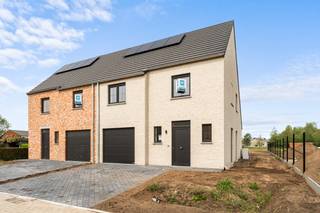 Hectaar bouwt twee halfopen woningen in Wingene. Deze zijn uitgerust met een lucht-water warmtepomp, wat resulteert in een aanzienlijk lagere energierekening en een duurzame woonomgeving. <br />De woningen worden gebouwd op een perceel van 6a13ca (lot 01) en 5a44ca (lot 02) en bieden een bewoonbare oppervlakte van 154,36m². Dankzij de doordachte indeling, grote ruimtes en lichtrijke leefomgeving geniet u hier van maximaal wooncomfort. <br /><br /><strong>Extra troeven van de woningen:</strong>
<ul>
	<li>Op een steenworp van het centrum</li>
	<li>Vloerverwarming in combinatie met lucht-water warmtepomp</li>
	<li>3 volwaardige slaapkamers</li>
	<li>Inpandige garage voorzien met een elektrische garagepoort</li>
	<li>Ruime percelen voorzien van omheining en een volledig aangelegde tuin (oprit, terras, grasmatten)</li>
</ul>
Graag meer informatie?<br />Neem contact met ons op voor meer informatie of plan een afspraak in voor een bezichtiging. 