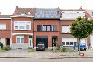 <p><span>WILRIJK | TE RENOVEREN WONING MET TWEE SLAAPKAMERS, GROTE ZOLDER, OPRIT, GARAGE EN TUIN OP EEN TOTALE GRONDOPPERVLAKTE VAN 264m² | EPC D </span></p><p><span>Indeling als volgt: gelijkvloers: voortuin/oprit - inkomhal - inpandige garage - traphal - zitplaats - gesloten keuken - grote zonnige tuin (achteraan te bereiken via servitude-weg) </span></p><p><span>Eerste verdieping: traphal - twee slaapkamers - badkamer met douche. </span></p><p><span>Grote zolder, mogelijk af te werken tot 1 of 2 extra slaapkamers. Droge kelder.</span></p><p><span>Nieuw zadeldak van 2024. </span></p><p><span>Deze woning is gunstig en zeer centraal gelegen in de nabijheid van scholen, winkels en openbaar vervoer.</span></p><p><span>Prima bereikbaarheid met Stad Antwerpen en de grote uitvalswegen. </span></p><p><span> </span></p>