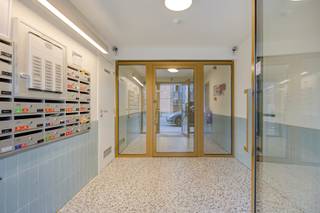 Dit lichtrijke appartement bevindt zich op de 2de verdieping van een goed onderhouden gebouw, ideaal gelegen in het centrum van Leuven, op wandelafstand van het station en het stadscentrum.<br /><br />We betreden het appartement via een ruime inkomhal met apart gastentoilet en vestiairekast. Vanuit de inkomhal hebben we toegang tot de lichtrijke woonkamer die toegang biedt tot het terras met uitstekend uitzicht over de stad. Verder is er een open en volledig geïnstalleerde keuken. Naast de keuken vinden we een praktische berging.<br /><br />Verder vinden we 2 ruime slaapkamers van 14m² en 9m². Het appartement beschikt ook over een badkamer met douche, enkel lavabo en aansluiting voor wasmachine en droogkast.<br /><br />Tot slot heeft dit appartement een ondergrondse autostaanplaats en private kelderberging.<br />De ondergrondse autostaanplaats kan optioneel bij aangekocht te worden voor 35.000 euro.<br /><br />Verder is er een gemeenschappelijke fietsenstalling.<br /><br />EPC A. Asbestveilig. Elektriciteit is conform. Verwarming is op aardgas. Recent werd de volledige gevel van het gebouw vernieuwd.<br /><br />Bij verdere vragen of interesse kan u ons steeds contacteren!
