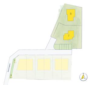 In deze rustige woonbuurt in Oekene, een deelgemeente van Roeselare, bouwen we binnenkort 2 nieuwe vrijstaande woningen. Je woont hier op wandel- en fietsafstand van
winkels, scholen en openbaar vervoer, en met de auto ben je via de N36 in geen tijd op de E403 richting Brugge of Kortrijk.
De woningen in de Boerenkrijglaan worden gebouwd in een strakke, moderne architectuur. Beide woningen beschikken over ruime slaapkamers waarvan één met ruimte voor een
dressing, en een royale leefruimte. Lot 7 telt een extra slaapkamer, een bureau op het gelijkvloers en een geïntegreerde carport voor 2 auto’s. Lot 8 heeft daarnaast grote raampartijen voor maximale lichtinval en een garage.
De afwerking kies je helemaal zelf. Dankzij het ruime afwerkingsbudget stel je jouw keuken, badkamer en vloeren samen volledig naar eigen smaak.
Duurzaamheid staat centraal. Alle woningen zijn uitgerust met een warmtepomp, vloerverwarming en zonnepanelen. Dat resulteert in een E peil van 20 en een lage energiekost, vandaag én in de toekomst.
Een kijkje nemen? Je vindt de ingang van deze kleinschalige verkaveling tussen Sint-Eloois-Winkelsestraat 42 en 44. Of contacteer ons en ontdek alle details!