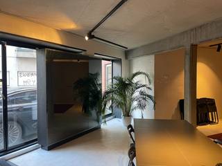 Zeer goed gelegen, polyvalent en volledig ingericht gelijkvloers op 74 M2 dat dienst kan doen als kantoor, magazijn, garage of een combinatie...