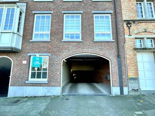 Ondergrondse GESLOTEN GARAGEBOX n°50 (lengte 6,08 x 3) in een mooie residentie gelegen aan de Komvest. Maandelijkse huurprijs: 120 euro...