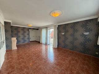 Dit ruim appartement op de eerste verdieping is gelegen op de Koerselsesteenweg 75/1 te Beringen. Door de centrale ligging zijn scholen, winkels en het openbaar vervoer op een zeer korte afstand gelegen.<br /><br />Bestaande uit:<br />- Inkomhal<br />- Woonkamer/eetkamer met balkon<br />- Twee slaapkamers<br />- Apart toilet<br />- Volledig ingerichte keuken grenzend aan de leefruimte<br />- Badkamer voorzien van ligbad en wastafel<br />- Twee bergruimtes voorzien<br />- Aparte wasruimte voorzien<br /><br />Extra:<br />- EPC D<br />- Huurprijs: 890 euro/maand inclusief verwarmingskosten<br />- Het appartement is onmiddellijk beschikbaar<br /><br />Uitsluitend via onze website www.vastengoed.be kan u een bezichtiging inplannen op de vooropgestelde bezoekmomenten. Voor andere vragen kan u het kantoor bereiken op het nummer 014/72.73.74.