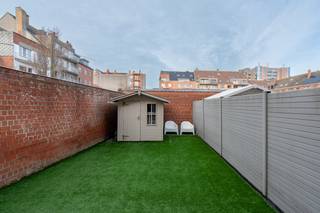 Fantastisch gelijkvloers 2-slaapkamerappartement te koop gelegen langs de rustige Duinhelmstraat te Oostende - Mariakerke. Op slechts 200m van de zee en het strand! In 2021 onderging het appartement een totaalrenovatie waardoor alles perfect in orde is.Indeling:- inkomhal- leefruimte met toegang tot het terras vooraan- open geïnstalleerde keuken voorzien van alle comfort (spoeltafel, vaatwas, ruime frigo, afzonderlijke diepvries, combioven en inductie kookplaat)- badkamer uitgerust met een inloopregendouche, badkamermeubel en opbergkast- slaapkamer 1 (12m²) met grote ingemaakte kleerkast - via slaapkamer 1 heeft u toegang tot het magnifieke terras (18m²) met tuintje (30m²), voorzien van een tuinhuis voor extra opbergruimte- slaapkamer 2 (6m²) met kast- afzonderlijk toilet Pluspunten: - instapklaar, voorzien van zeer veel opbergruimte (ingemaakte kasten)- positieve elektrische keuring- aangenaam terras met tuintje - EPC label C- rustige ligging- onderging in 2021 een totaalrenovatie - tuinhuis Bent u op zoek naar een rustig gelegen instapklaar appartement met tuintje op slechts enkele wandelpassen van zee en strand? Bel ons voor een bezichtiging ter plaatse!
