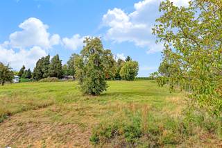 [[ DIT PAND NEEMT DEEL AAN DE ERA OPEN HUIZEN DAG OP 6/12 VAN 14:30 TOT 15:30 ]]
<p><strong>Energiezuinige 3 slaapkamer nieuwbouwwoning met inpandige garage op een terrein van 6a te Meensel-Kiezegem. De woning is volledig voltooid en instapklaar zoals te zien op de foto's. De buitenaanleg dient nog zelf te gebeuren.</strong></p><p><span>Bekijk deze woning </span>hier <span>alvast volledig virtueel zowel vanbinnen als vanbuiten.</span></p><p><u>Indeling</u>:</p><p><u>Gelijkvloers</u>: Inkomhal met gastentoilet, lichtrijke woonkamer met grote raampartijen en open keuken. De keuken is volledig uitgerust en voorzien van warme houttinten. Tussen de garage en de keuken bevindt zich de berging/ wasplaats. </p><p><u>Eerste verdieping</u>: Via de nachthal heeft u toegang tot de 3 slaapkamers, badkamer, afzonderlijk toilet en een berging. De badkamer is voorzien van een ligbad en douche.</p><p><u>Extra troeven</u>:</p><ul><li>BEN woning, eerste 5 jaar vrijgesteld van KI.</li><li>Inpandige garage</li><li>Groene regio met fiets- en wandelroutes</li><li>Nabij bushalte.</li><li>Regenwaterput van 10.000l.</li></ul><p><strong>Bel even voor een vrijblijvend bezoek of kijk zeker ook op </strong><strong>www.era.be/janssens</strong><strong> voor meer info en detail maten.</strong></p>