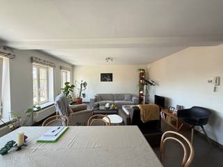 Dit ruime appartement is ideaal gelegen in het centrum van de Pinte, op wandelafstand van diverse winkels, scholen en openbaar vervoer.