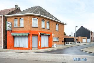 Bent u al langer op zoek naar een pand waar samenleven, zorg of ondernemen harmonieus samenkomen? Dan is dit unieke handelshuis, perfect inzetbaar als kangoeroe- of zorgwoning, een kans die u niet mag laten voorbijgaan.<br /><br />Met een bewoonbare oppervlakte van circa 264 m² en een indrukwekkende straatbreedte van +/- 36 meter biedt dit pand uitzonderlijk veel mogelijkheden. De huidige eigenaar deelde het voormalige winkelpand doordacht op in twee volwaardige woonentiteiten.<br /><br />De voormalige winkelruimte werd omgetoverd tot een aangenaam éénslaapkamerappartement dat volledig werd ingericht voor comfortabel zelfstandig wonen. Dit bestaat uit een open leefruimte met eethoek en keuken, badkamer met douche en toilet, slaapkamer en aparte ruime bergruimte (niet vergund).<br /><br />Aansluitend maar volledig afgescheiden bevindt zich de hoofdwoning. Hier geniet u van een royale zithoek met een gezellige houtkachel die instant warmte en sfeer brengt.<br /><br />De woning beschikt verder over een badkamer met meubel en inloopdouche, een afzonderlijk toilet en een ruime keuken. Aansluitend aan de keuken vindt u een praktische bergruimte met plaats voor wasmachine, droogkast en extra stockage. Op de eerste verdieping bevinden zich drie volwaardige slaapkamers. Via de vaste trap bereikt u de zolder die eenvoudig kan worden ingericht als extra slaapkamers, hobby- of stockageruimte.<br /><br />De ruime garage van 31 m² maakt het geheel extra praktisch voor gezinnen, ouderen, thuiswerkers of zelfstandigen. U geniet van de buitenlucht of een gezellige BBQ op de verharde buitenruimte van +/- 70 m².<br /><br />Gelegen nabij het centrum van Erembodegem combineert deze eigendom rust met een bijzonder vlotte bereikbaarheid. Openbaar vervoer, scholen, buurtwinkels en horeca bevinden zich in de directe omgeving.<br /><br />Dit is een zeldzame opportuniteit voor wie een toekomstgerichte woondroom zoekt op een strategische locatie. Wilt u het volledige potentieel zelf ervaren, aarzel dan niet en vraag vandaag nog uw bezoek aan.<br /><br />* Dit pand kan onderhevig zijn aan de renovatieverplichting die door de Vlaamse overheid wordt opgelegd voor residentiële gebouwen. Consulteer voor meer informatie de website van het Vlaams Energie- en Klimaatagentschap.