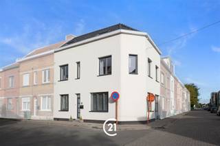 <p>Vous êtes à la recherche d'une maison spacieuse et rénovée de 4 chambres à coucher à Wondelgem, alors nous avons ce qu'il vous faut !</p><p>Cette propriété est située dans un quartier agréable et accueillant pour les enfants, au cœur de Wondelgem. Grâce à sa situation centrale, vous bénéficiez d'un accès facile au centre de Gand en vélo, en voiture et en transports en commun. Les arrêts de tram et de bus sont accessibles à pied, tout comme les magasins, les écoles et les autres services quotidiens.</p><p>GLV : En entrant dans la maison, vous pénétrez dans le hall d'entrée, d'où vous avez accès à la fois à la cuisine spacieuse avec tous les équipements nécessaires et à l'espace de vie confortable et lumineux. Au rez-de-chaussée, il y a également des toilettes séparées pour les invités et un accès à la cave spacieuse, idéale comme espace de stockage supplémentaire.<br />1erV : Ici, vous trouverez deux chambres spacieuses et une salle de bains confortable, équipée de toilettes et d'une douche.<br />2ndV : Cet étage dispose d'une autre chambre et d'une chambre extra spacieuse avec une pièce attenante qui pourrait parfaitement servir de dressing ou de bureau, et d'une deuxième salle de bains.</p><p>Cette propriété pourrait-elle vous convenir ? <br />Alors n'hésitez pas à nous contacter dès aujourd'hui pour plus d'informations ou pour une visite des lieux </p>