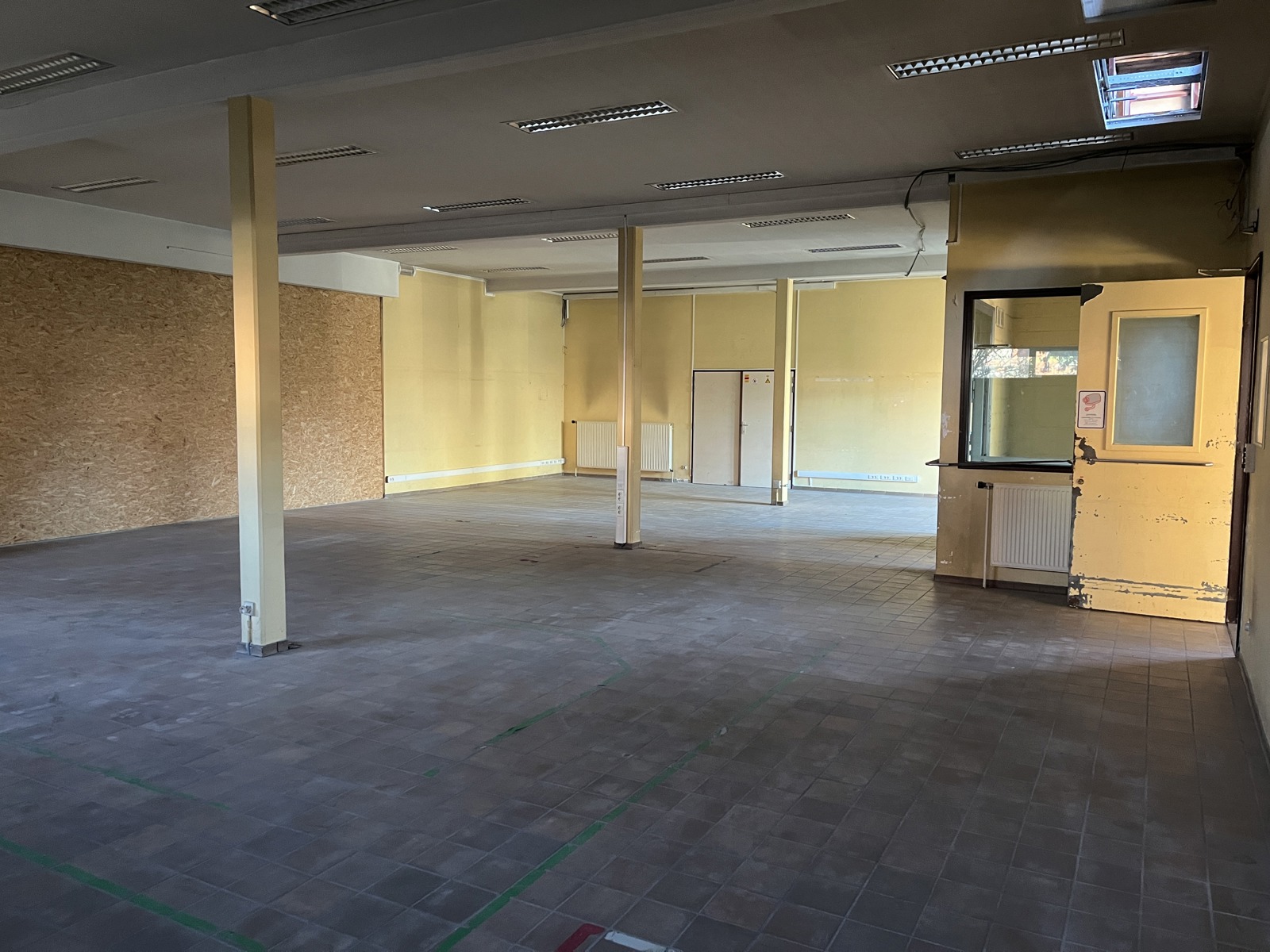 Opsplitsbare polyvalente handelsruimte met parking - foto 2