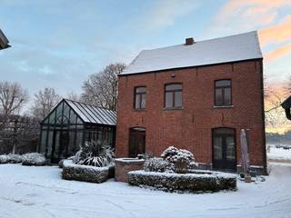 Authentiek wonen, omringd door groen
Sommige woningen voelen meteen als een thuis. Deze karaktervolle woning in Vosselaar is er zo één.Soms komt er een woning op de markt die méér is dan enkel een huis. Deze unieke vrijstaande villa in klassieke Franse stijl is zo'n parel. Gelegen in het rustige Vosselaar, omringd door weilanden en op wandelafstand van het natuurgebied 'Het hof', biedt deze woning een perfecte combinatie van luxe, ruimte en karakter. Binnen straalt de villa verfijning en comfort uit. De ruime leefruimte kijkt uit op een volledig uitgeruste tuin en sluit aan op een volledig uitgeruste keuken die uitnodigt tot samen koken en genieten. Op de eerste verdieping bevinden zich 4 charmante slaapkamers en een stijlvolle badkamer, ideaal voor een gezin. De zolder, bereikbaar via een vaste trap, biedt extra mogelijkheden voor uitbreiding. Bij binnenkomst zorgt de prachtige voordeur met loodglas voor een warm welkom en in de royale entree bevindt zich ook een gastentoilet.
Deze woning onderscheidt zich niet alleen door haar interieur, maar ook door de bijzonder veelzijdige buitenruimte. De tuin biedt volop gelegenheid om te ontspannen. Een oude waterput, voegt een vleugje authentieke charme toe aan de tuin, die zorgvuldig is ontworpen met het oog op sfeer en comfort. Verder is de villa uitgerust met een geavanceerd alarmsysteem, wat bijdraagt aan de veiligheid en het wooncomfort. Een ander opvallend element is de imposante schuur met een bebouwde oppervlakte van 161m. Vervaardigd met authentiek eikenhouten gebinte en robuust van bouw, biedt deze ruimte tal van mogelijkheden, of u nu op zoek bent naar een atelier, opslagruimte, garages voor uw oldtimer, of een werkplek voor een zelfstandig beroep. Als kers op de taart is er in de tuin een verwarmd zwembad, omringd door zuiderse planten en wijnranken. Het zwembad met verlichting wordt op temperatuur gehouden door een warmtepomp en warmtelamellen, perfect voor lange zomerdagen en gezellige avonden.