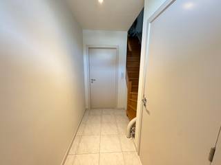 <strong>Roeselare - Woning met 2 slaapkamers en garage te huur.</strong><br /><br /><strong>Indeling:</strong><br /><u>Gelijkvloers:</u> inkom, apart toilet met lavabo, berging, living met open keuken, ruime berging/wasplaats<br /><u>1ste verdieping:</u> 2 slaapkamers, badkamer<br />Zolder + garage<br /><br />+ Weinig elektriciteitsverbruik: 8 zonnepanelen met batterij<br />+ Rustige ligging<br />+ Instapklaar<br />+ Traplift voorzien<br /><br /><strong>Interesse?</strong> Klik hier! https://mijnhuurprofiel.be/property/31896303-a10a-4edc-84c3-f4984cd3e204