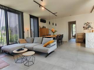 Lichtrijk BEN-appartement (92m²) met luxueuze afwerking, terras en ondergrondse parking in het groene Rapertingen.<br /><br />Bent u op zoek naar een energiezuinig en instapklaar appartement op een toplocatie in Hasselt? Dan is dit prachtige BEN-appartement, opgeleverd in 2021, absoluut een bezoek waard.<br /><br />Gelegen in de rustige en groene Vinstermikstraat in Rapertingen combineert dit appartement het beste van twee werelden: wonen in een aangename, groene omgeving met alle voorzieningen binnen handbereik én een vlotte verbinding naar Hasselt-centrum en de autosnelweg.<br /><br />De ruime leefruimte baadt dankzij de grote raampartijen de hele dag in natuurlijk licht en staat in directe verbinding met het overdekte terras. De moderne open keuken met eiland vormt het hart van de woning.<br /><br />Het appartement beschikt over een hoogwaardige afwerking met onder andere:<br /><br />8 zonnepanelen<br />Vloerverwarming<br />Twee airco-units voor optimaal comfort<br />Op maat gemaakte gordijnen<br />Vliegenramen<br />Designverlichting en stijlvolle lichtarmaturen<br />Overdekt terras (10m²) met groen uitzicht<br />Extra bergruimte in de gemeenschappelijke fietsenberging (inbegrepen)<br />Ondergrondse autostaanplaats (inbegrepen)<br /><br />De ligging is een absolute troef. Op wandelafstand bevinden zich onder meer een bakker en buurtwinkel, terwijl u tegelijkertijd geniet van de rust van een groene woonomgeving. Bovendien bereikt u zowel Hasselt-centrum als de E313 binnen enkele minuten.<br /><br />Kortom, een recent, energiezuinig en instapklaar appartement waar comfort, licht en ligging perfect samenkomen.<br /><br />Interesse? Neem gerust contact op voor meer informatie of een bezichtiging.