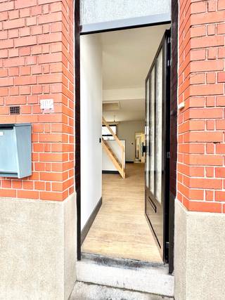 Op een rustige residentiële locatie te Izegem ligt dit gezellig instapklaar huisje; Indeling: Salon, eetplaats, keuken, badkamer, vanuit de keuken...