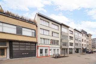 <p><strong>Gelijkvloersappartement met een goed huurrendement in het Hart van Sint-Andries</strong></p><p> </p><p></p><p> </p><p>Op zoek naar een zorgeloze investering in één van de meest charmante buurten van Antwerpen? Dit comfortabel verhuurde appartement is gelegen in de gezellige Sint-Andrieswijk en vormt de ideale opportuniteit voor wie wil investeren met een betrouwbare huurder.</p><p>Het appartement werd volledig gerenoveerd in 2009 en bevindt zich in een verzorgd gebouw waarvan de gemeenschappelijke delen recent werden vernieuwd.</p><p> </p><p></p><p> </p><p>De lichtrijke living biedt voldoende ruimte voor een gezellige zithoek en eetplaats. Aansluitend bevindt zich de functionele keuken, uitgerust met de nodige toestellen en bergruimte.</p><p>Verder beschikt het appartement over één aparte, ruime slaapkamer waar comfortabel plaats is voor een dubbel bed en kastenwand. De badkamer is praktisch ingericht en voorzien van hedendaags sanitair.</p><p> </p><p></p><p> </p><p>Extra bergruimte vindt u in de privatieve kelder, terwijl de gemeenschappelijke fietsenstalling zorgt voor extra comfort in de stad.</p><p> </p><p>Gelegen in de knusse en levendige Sint-Andrieswijk, bevindt u zich hier op wandelafstand van winkels, gezellige horecazaken, scholen en openbaar vervoer. Dankzij de centrale ligging in 2000 Antwerpen zijn ook belangrijke invalswegen vlot bereikbaar.</p><p>U woont hier in een charmante buurt met een authentiek karakter, midden in het stadsleven en toch met alle voorzieningen binnen handbereik.</p><p> </p><p></p><p> </p><p><strong>TROEVEN</strong></p><p>+ Verhuurd met goede huurder: ideale investering</p><p>+ Volledig gerenoveerd in 2009</p><p>+ Vernieuwde gemeenschappelijke delen</p><p>+ Aparte, ruime slaapkamer</p><p>+ Fietsenstalling en privatieve kelder</p><p>+ Centrale ligging in Sint-Andries</p><p> </p><p>Stedenbouwkundig uittreksel in aanvraag.</p><p></p><p></p>