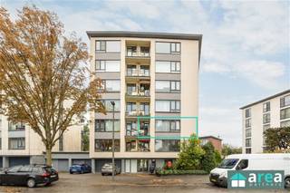 <p><span>Dit instapklaar en centraal gelegen appartement is gelegen op de grens van Borgerhout en Deurne. In de directe omgeving vindt u tal van winkels, supermarkten (oa. Lidl, Colruyt & Delhaize), horecazaken, het ziekenhuis AZ Monica alsook het medisch centrum Sterckshof aan het einde van de straat. Ook scholen, openbaar vervoer en speeltuinen bevinden zich op wandelafstand. Dankzij de vlotte verbinding met de E19 en E313 alsook de nabijheid van de Ring geniet u hier van een uitstekende bereikbaarheid.</span></p><p><span>Grootste troeven</span></p><p><span>- Gunstige EPC-score B<br />- Centrale ligging<br />- Instapklaar appartement<br />- Gunstige bereikbaarheid<br />- Veel lichtinval (hoekappartement)!</span></p><p><span>Indeling</span></p><p><span>Bij het binnentreden van het appartement komt men in de hal die toegang biedt tot de leef- en eetruimte, twee volwaardige slaapkamers, de badkamer en het gastentoilet. De inkomhal beschikt over extra opbergkasten. </span></p><p><span>De ruime leef- en eetruimte van 35 m² geniet van veel natuurlijke lichtinval dankzij de grote raampartijen. Aansluitend bevindt zich de geïnstalleerde keuken, voorzien van een oven, inductiekookplaat met dampkapn magnetron en een dubbele spoelbak. Via de keuken heeft men toegang tot het terras aan de voorkant van het gebouw.</span></p><p><span>Verder zijn er twee volwaardige slaapkamers van respectievelijk 15 m² en 11 m². De badkamer is uitgerust met een douche, een ruime wastafel en een aansluiting voor een wasmachine. </span></p><p><span>Voor meer informatie kan u terecht bij Area Partners: info@area.be of 03/284.60.60</span></p><p><span><br /> </span></p><p><span> </span></p><p><span> </span></p><p><span> </span></p><p><span> </span></p>