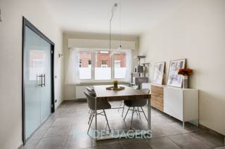 Deze charmante rijwoning in Duffel-Oost verwelkomt u via een ruime inkomhal, die dankzij de rustieke accententen meteen sfeervol en...