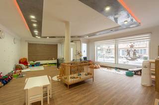 Dit handelspand is ideaal gelegen vlak bij het hart van Hasselt, op minder dan één kilometer van het stadscentrum. Dankzij de nabijheid...