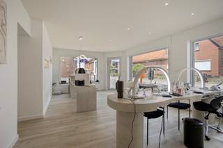 <strong>Ruime opbrengsteigendom met commerciële ruimte (95m2) en duplexappartement (174m2) op toplocatie in hartje Bertem. Onmiddellijk beschikbaar! Interessant als kantoor, horeca, vrij beroep, .....</strong><br /><br />Deze veelzijdige eigendom bestaat uit een commerciële gelijkvloerse ruimte (95m2) met open handelsruimte, twee (behandel) kamers, twee toiletten en een ruime berging. <br /><br />Via een aparte ingang bereiken we het ruime duplexappartement met gezellig terras. De eerste verdieping omvat een inkomhal, lichtrijke leefruimte, drie slaapkamers, een badkamer en een praktische berging. Op de tweede verdieping bevinden zich de volledig geïnstalleerde keuken met ruime eetplaats, een extra slaapkamer en een tweede douchekamer.<br /><br />Verder beschikt het pand over een ruime garage met parkeerplaats voor de poort. Zowel het appartement als de commerciële ruimte beschikken over aparte tellers voor gas, water en elektriciteit.<br /><br />Deze eigendom is ideaal voor wie wonen en werken wil combineren, maar vormt ook een uitstekende investering. Zowel de commerciële ruimte als het appartement zijn vrij bij akte. De potentiële huuropbrengst bedraagt ca. € 28.800/jaar.<br /><br />De woning werd tussen 2012 en 2016 volledig gerenoveerd en is instapklaar.<br /><br />Troeven:<br />Topligging in hartje Bertem<br />Vrij bij akte<br />Commerciële ruimte + ruim duplexappartement<br />Potentiële huuropbrengst van ca. € 28.800/jaar<br />Garage met extra parkeerplaats<br />Gunstig EPC<br />Conforme elektriciteit<br />Asbestveilig<br /><br /><strong>Interesse? Contacteer Anne-Leen via 0495 138 111.</strong>